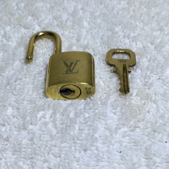 Louis Vuitton Brass '318' Padlock in Goldtone with Goldtone Key (|) - Picture 5 of 7